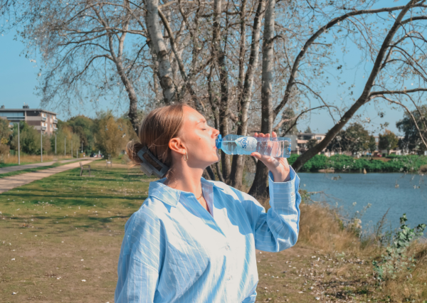 Vrouw drinkt SPA® Reine