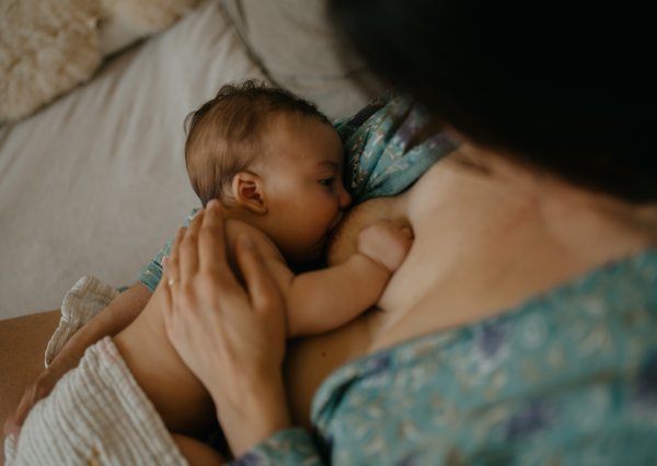 Amandine geeft haar baby borstvoeding