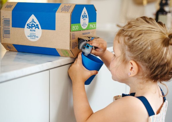 Meisje die drinkt uit SPA® Reine Eco Pack
