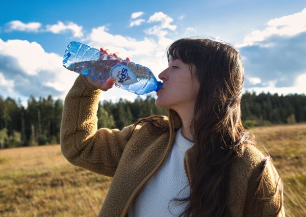 Vrouw die drinkt SPA® Reine