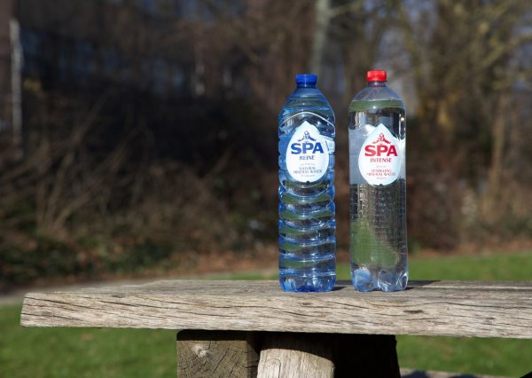 SPA® waters op een picknicktafel