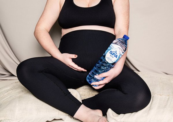 Zwangere vrouw met een SPA® Reine fles