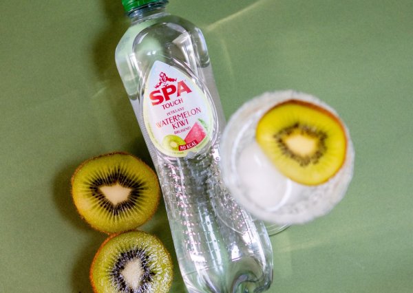 SPA® Touch Watermelon Kiwi packshot met fruit en waterglas