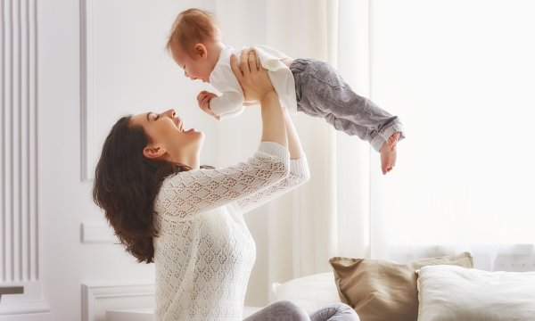 Een moeder die met haar baby speelt 